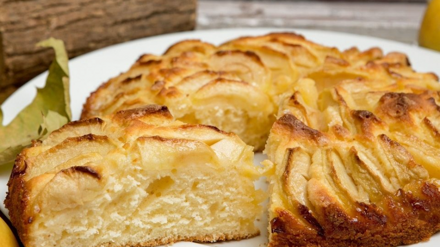 Смачний рецепт пирога з яблуками на сковороді