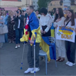 Сльози радості на площі Героїв: на Волині зустріли воїна, який повернувся з полону