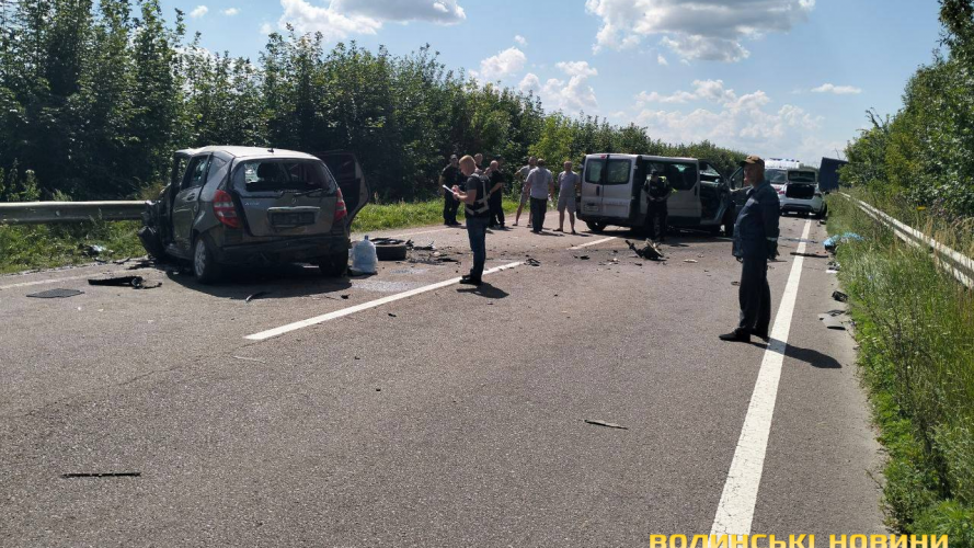 На Волині зіткнулися легковик і бус: є загиблі та постраждалі