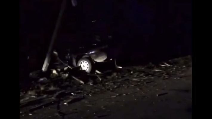 Зніс паркан і в'їхав у стовп: на Волині водій втік після аварії. Відео