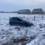 ДТП на Волині: через негоду легковик злетів у кювет і перекинувся мікроавтобус
