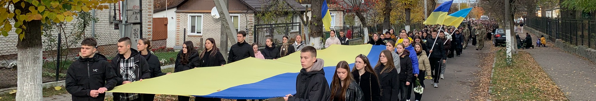 Осиротіла донечка: на Волині в останню путь провели 42-річного Героя Петра Оверчука