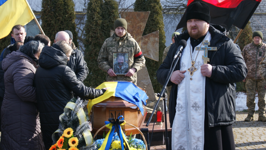 Навколішки і зі сльозами: волиняни попрощалися з Героєм Володимиром Гродським