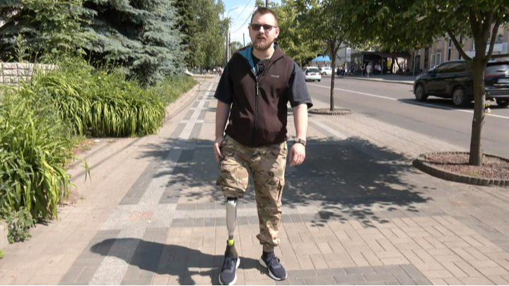 У Луцьку ветеран з ампутацією допомагає шити адаптивний одяг