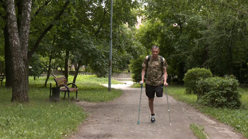 Вчиться жити без ноги: поранений боєць реабілітується у Луцьку