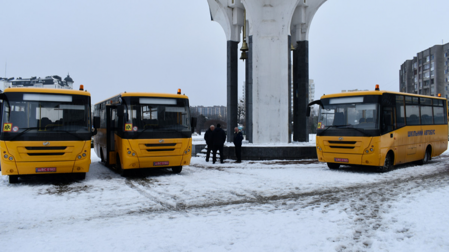 Три громади Волині отримали шкільні автобуси