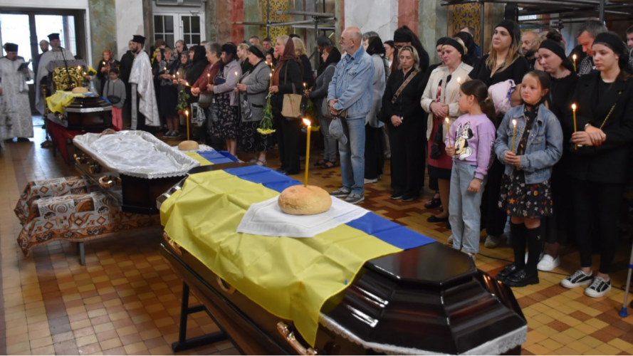 На колінах і з молитвою: Луцька громада провела в останню путь трьох Героїв
