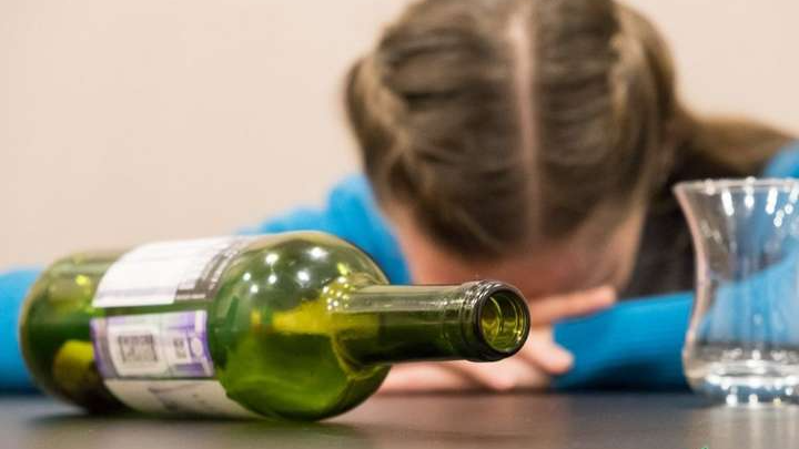 На Волині дитина отруїлась алкоголем, що залишився після застілля матері