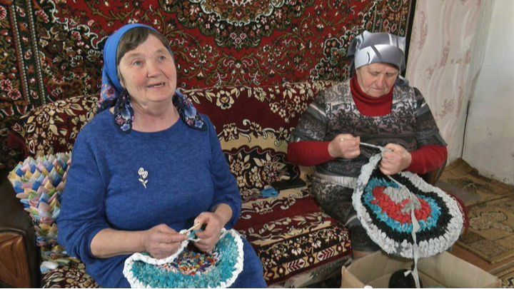 Бабусі-волонтерки з Волині плетуть килимки для військових