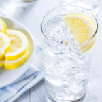 Лимонна вода зранку: що кажуть дієтологи та чи справді вона корисніша за звичайну