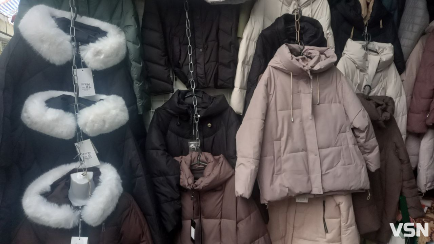 Скільки на ринку у Луцьку коштують зимові куртки та взуття?