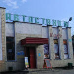 Бив дошкою автобуси, налякав людей і зупинив рух транспорту: чоловік хуліганив на автостанції міста на Волині