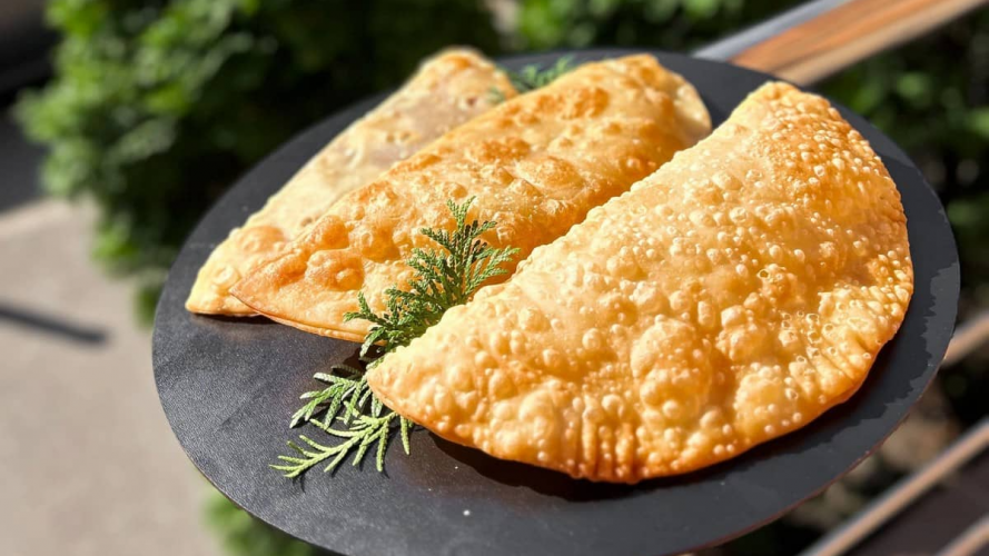 Ідеальне тісто для чебуреків: вийде хрустким та з бульбашками