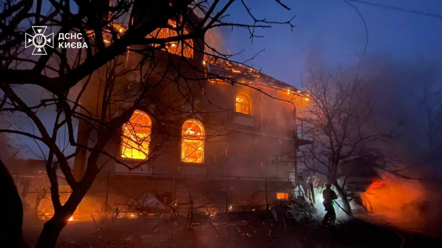 Росія завдала масованого удару по Києву: горять багатоповерхівки, є поранені