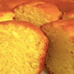 Усе змішати й у духовку: ароматний кекс без молока та яєць