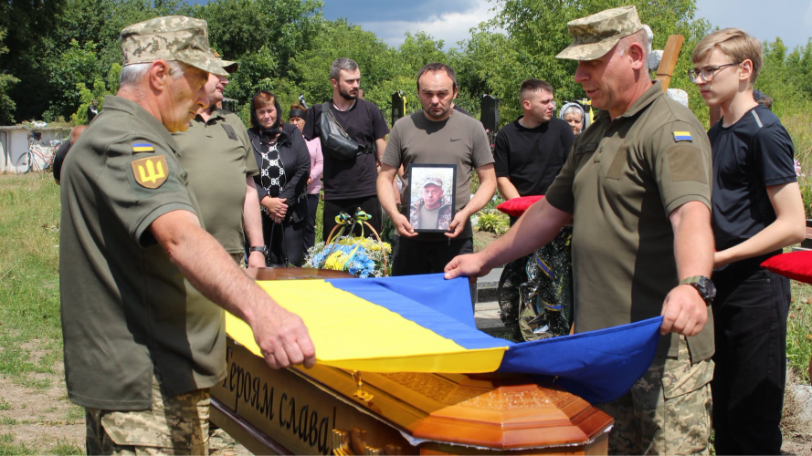 Незламний артилерист, нагороджений «Золотим хрестом»: на Волині попрощалися з Героєм Олегом Орлюком