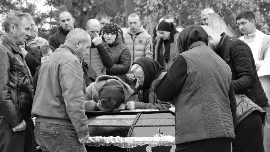 На колінах та зі сльозами проводжало усе село: на Волині попрощалися з Героєм  Віктором Швайкою