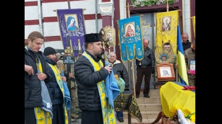 Загиблого воїна відспівували біля церкви: священник московського патріархату не відкрив храм для похорону