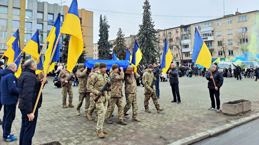 Коровай ділили на кладовищі: у Ковелі в останню путь провели 18-річного Героя Дмитра Приймачука