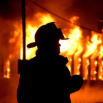 Вогонь було видно з іншої частини міста: у Рівному сталася масштабна пожежа в житлових котеджах. Відео