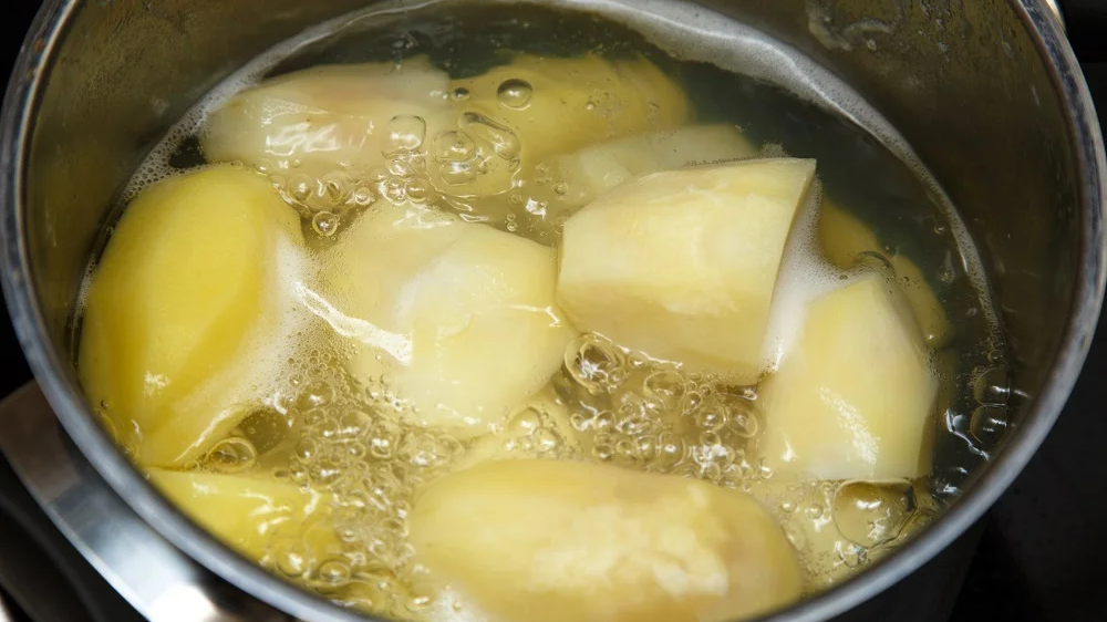 Чому досвідчені господині не виливають воду після варіння картоплі: 4 корисні способи