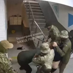 У Луцьку група оповіщення в балаклавах виштовхала з під'їзду чоловіка: у ТЦК прокоментували інцидент