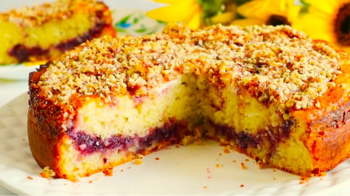 Пиріг на кефірі без ваг й міксера: ніжний десерт, який завжди вдається