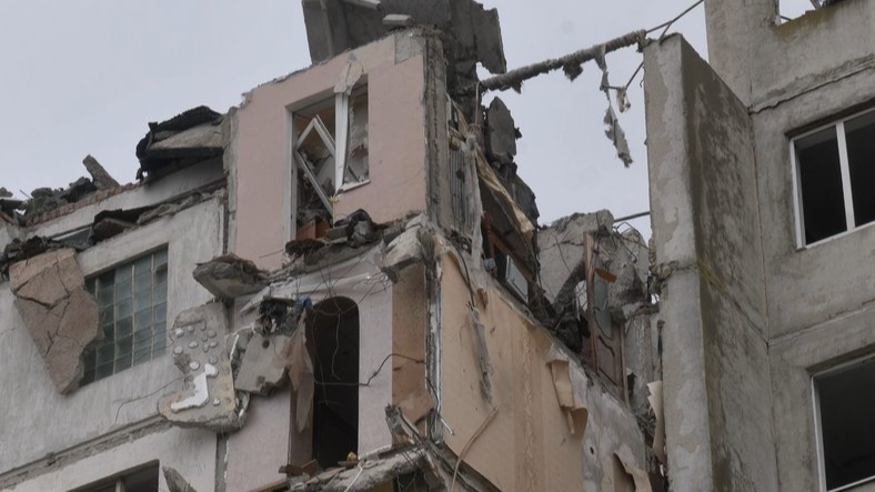 «Вірю, що його відбудують»: спецтехніка розбирає пошкоджений російською ракетою будинок у Луцьку