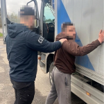 «Під чужим прапором»: у Луцьку затримали студента, який підпалив двері Господарського суду