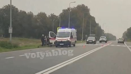 Вийшла з автобуса і збиралася перейти дорогу: на Волині авто збило жінку