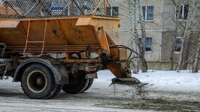 Через ожеледицю у Луцьку на тротуарах та пішохідних доріжках працює спецтехніка