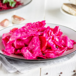 Яскрава маринована капуста з буряком за 15 хвилин: хрумка, ароматна й дуже смачна