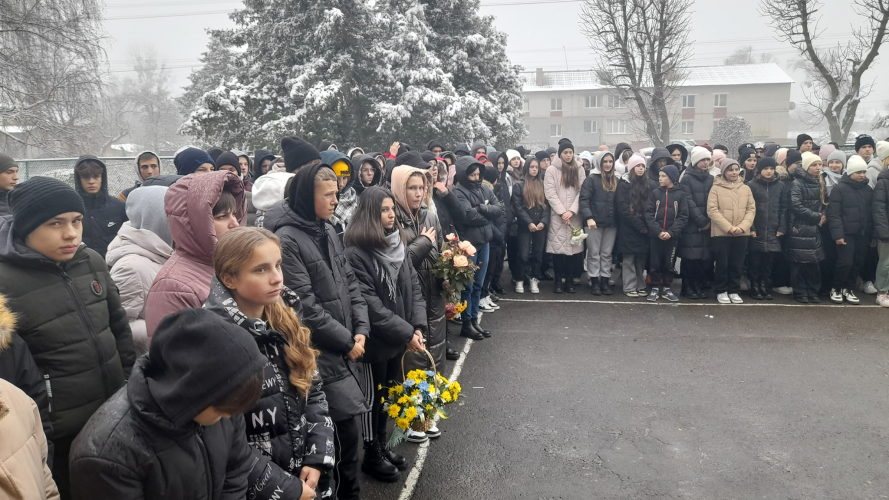 «Був прикладом для всіх»: на Волині встановили меморіальну дошку полеглому спецпризначенцю