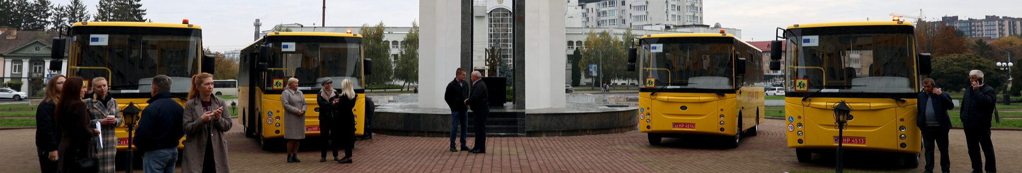 Чотири громади Волині отримали нові шкільні автобуси з інклюзивними місцями