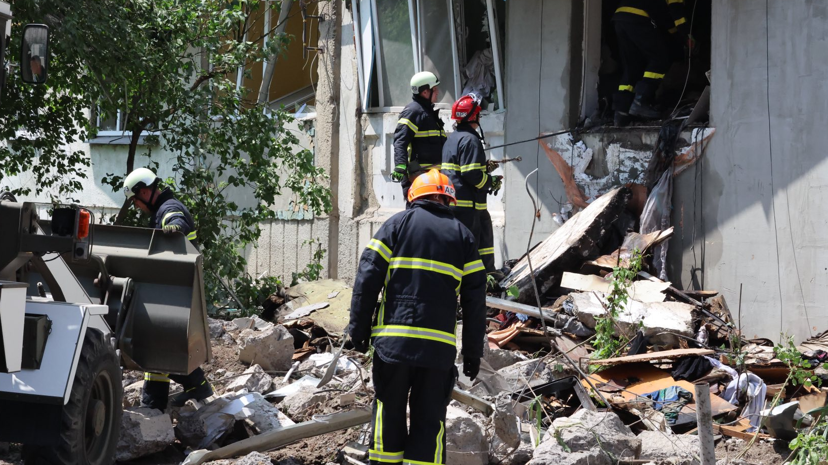 Планували весілля: у Луцьку під завалами багатоповерхівки знайшли тіла молодої пари, — ЗМІ