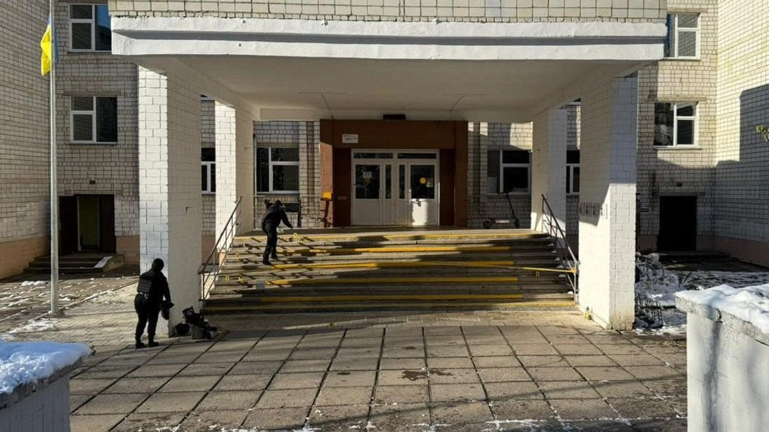 У Львові батьки учнів влаштували стрілянину на подвір’ї школи: що відомо
