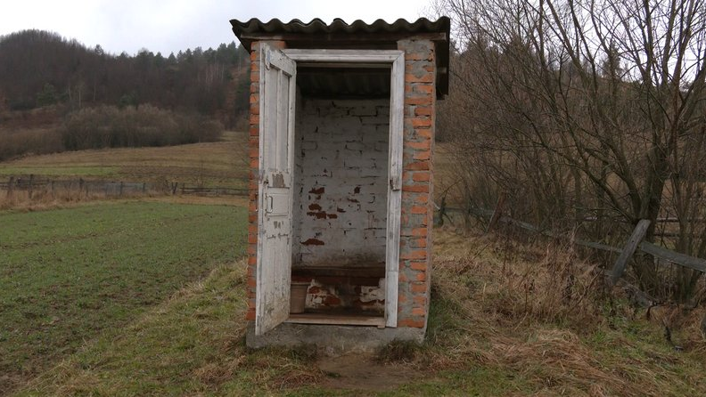 Учні восьми шкіл на Волині досі користуються туалетами надворі