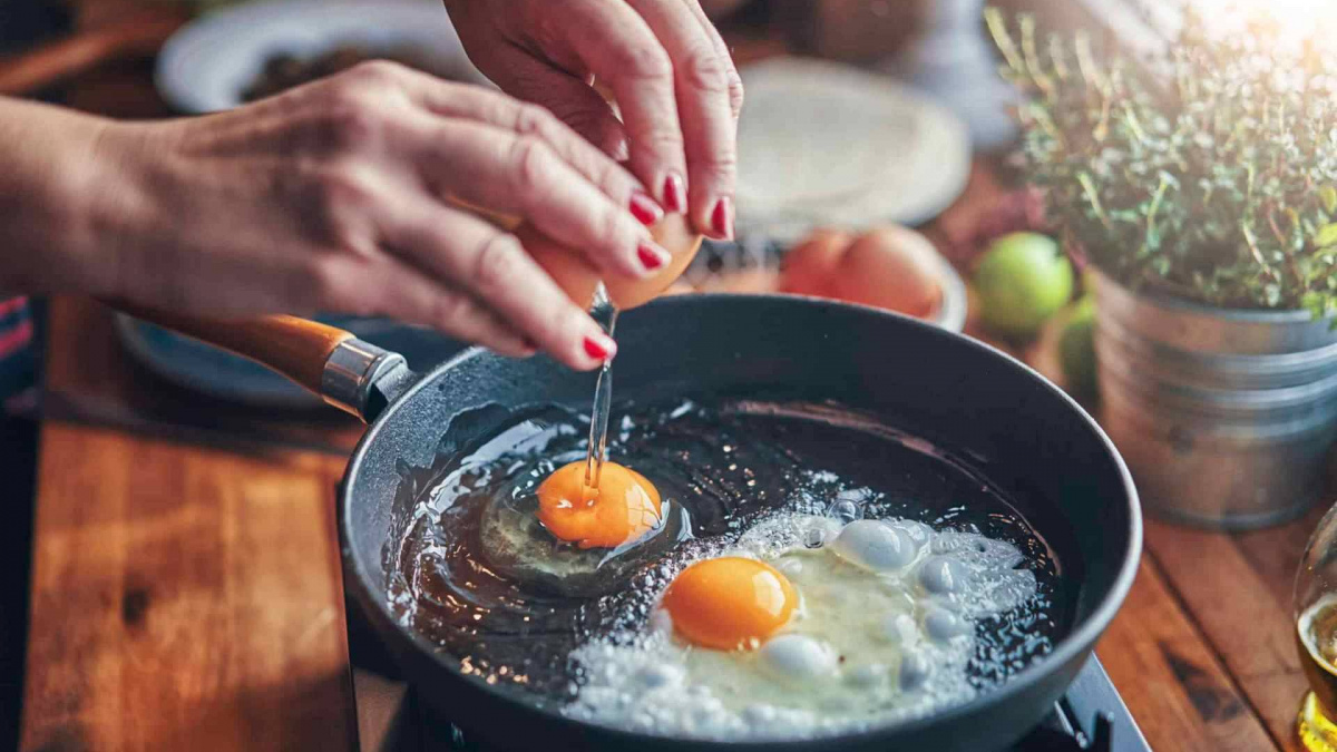 До сковорідки почала приставати їжа? Цей секрет вирішує проблему назавжди
