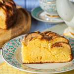 Яблучний пиріг на сметані — простий рецепт ідеальної домашньої випічки