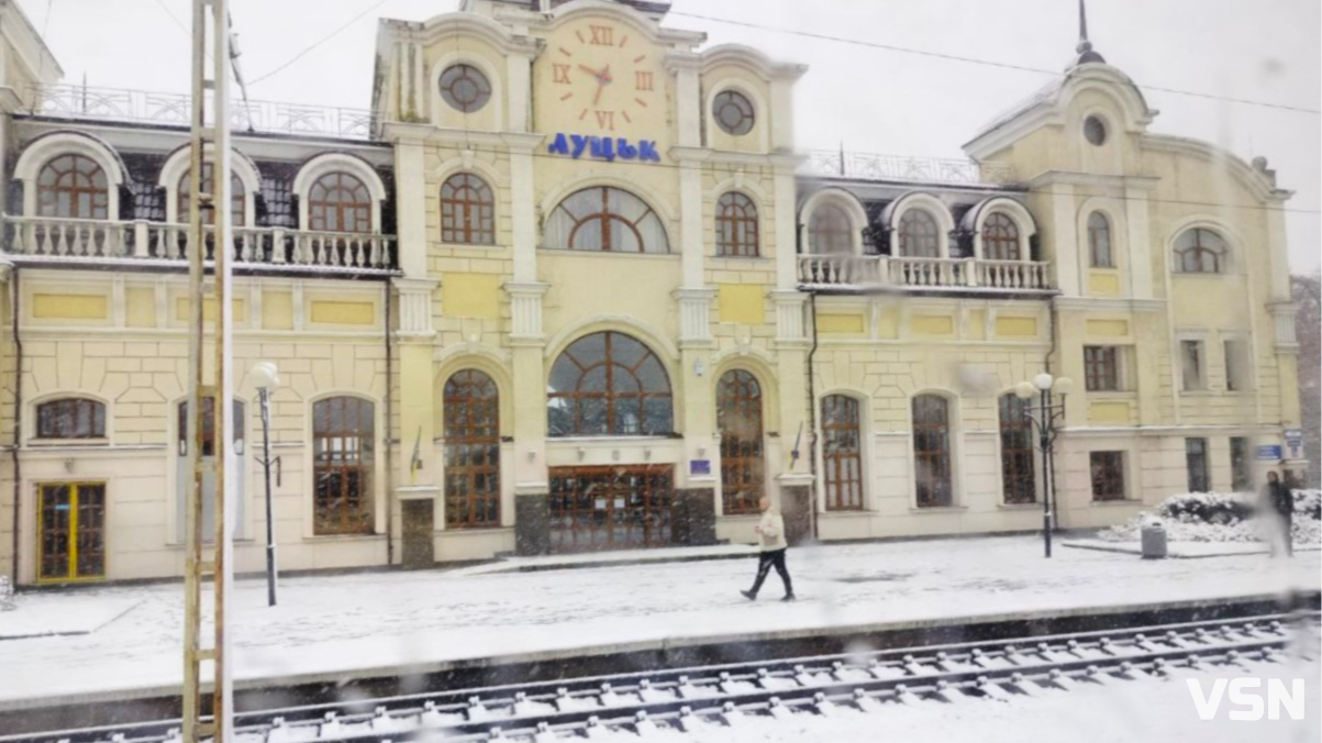 Луцьк засипає першим снігом. Відео. Фото
