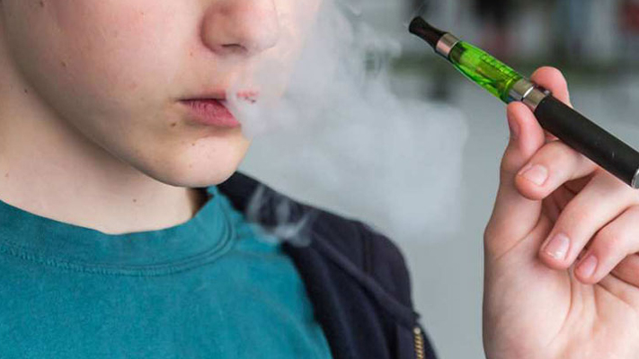 На Волині школяр курив «електронку» в ліцеї, а судили його матір