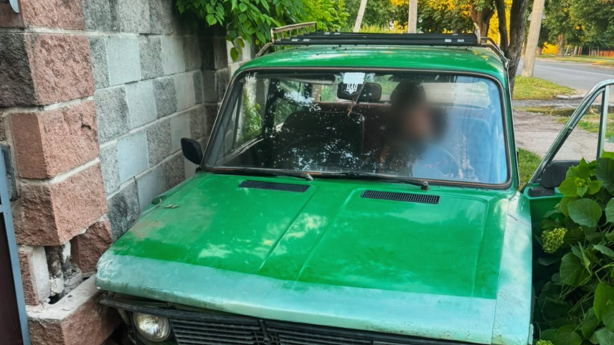 Врізався у бетонний паркан і відмовився від огляду: деталі ДТП у місті на Волині