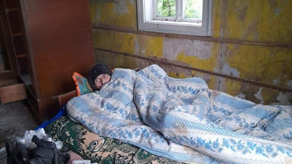 Без вікон, дверей і жодних зручностей: у Луцькому районі соцпрацівники привезли та покинули хворого в закинутій хаті