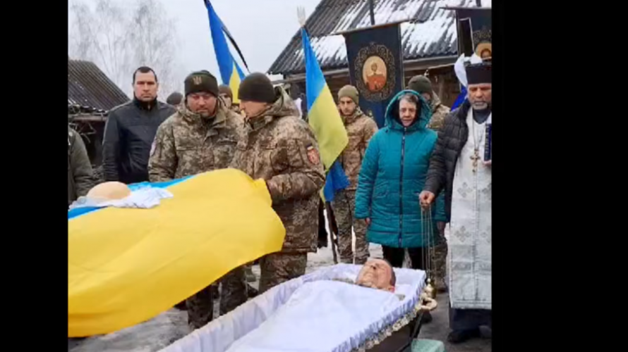 Зійшлося усе село: на Волині в останню дорогу провели Героя Віктора Пилипчука. Відео