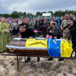 Майже два роки вважався зниклим безвісти: на Волині в останню земну дорогу провели Героя Михайла Ковальчука. Фото