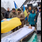 Зійшлося усе село: на Волині в останню дорогу провели Героя Віктора Пилипчука. Відео