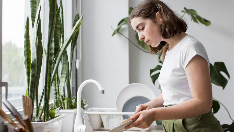 Як помити посуд без води: прості лайфхаки для відключень