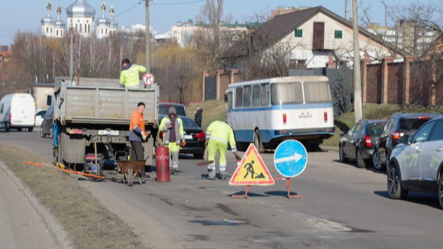 У Луцьку після танення снігу з’явилися десятки вибоїн: де ремонтуватимуть дороги