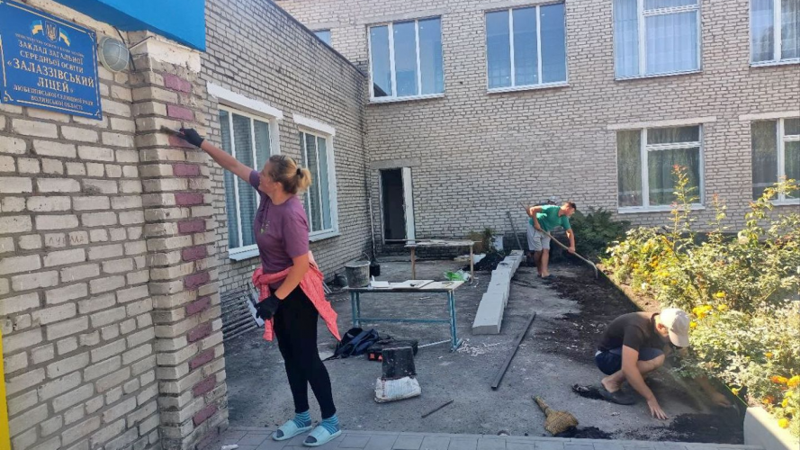 На Волині батьки й учителі разом оновлюють ліцей, який не ремонтували понад 10 років