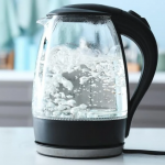 Чи можна повторно кип’ятити воду: лікарі пояснили, чим це може бути небезпечно